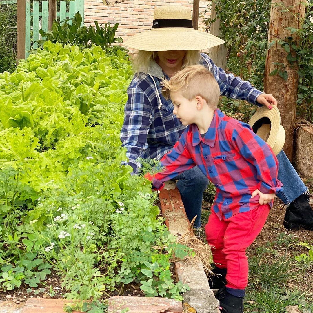 Karina Bacchi cuida de horta ao lado do filho, Enrico (Foto: Reprodução/Instagram)