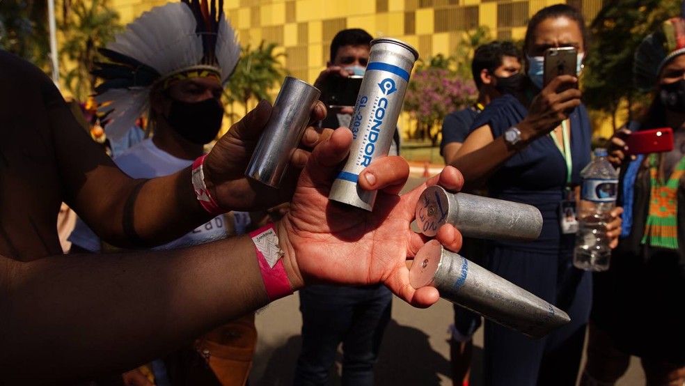 Indígenas mostram capsulas de armamento não letal usado contra os representantes das etnias, em confronto no DF — Foto: Andressa Zumpano/Articulação das Pastorais do Campo