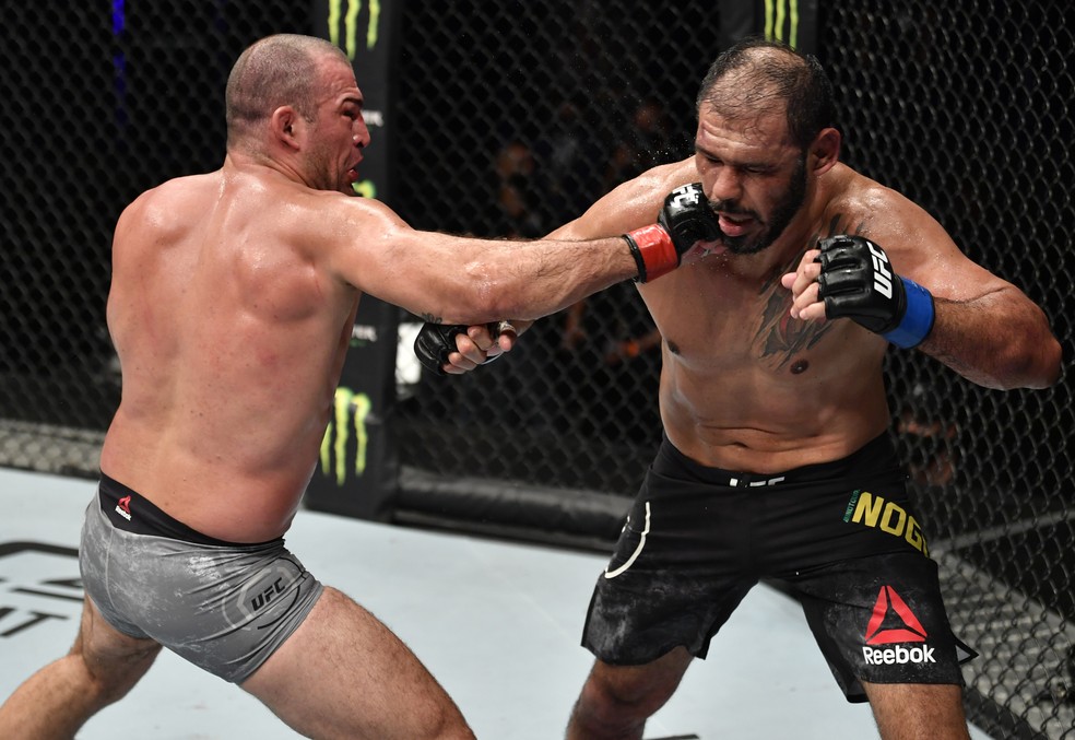 Maurício Shogun golpeia Rogério Minotouro no UFC: Whittaker x Till — Foto: Getty Images