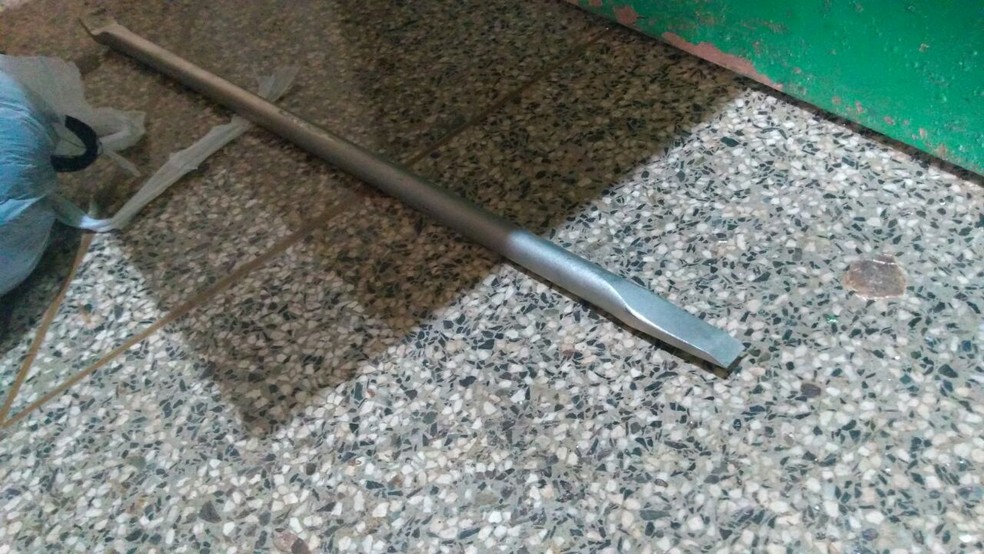 No local, foram  encontradas uma toca de cor preta e uma barra de ferro deixadas possivelmente pelos bandidos. (Foto: Rondonia News/Reprodução)