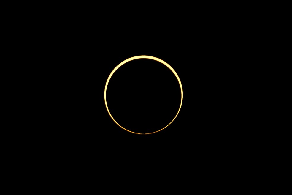 A lua passa entre o sol e a terra durante eclipse solar anular visto de Cingapura — Foto: REUTERS/Tim Chong
