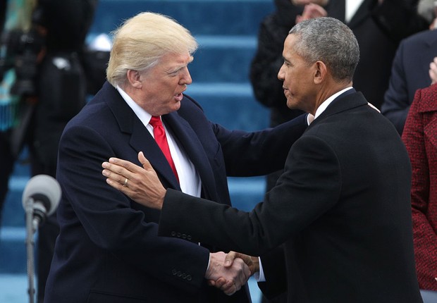 O presidente eleito dos Estados Unidos, Donald Trump, cumprimenta o presidente Barack Obama (Foto: Alex Wong/Getty Images)