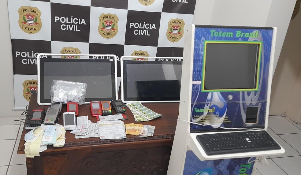 Caça-níqueis, equipamentos para jogo do bicho e medicamentos para disfunção erétil apreendidos em Marília (SP) — Foto: Polícia Civil/Divulgação