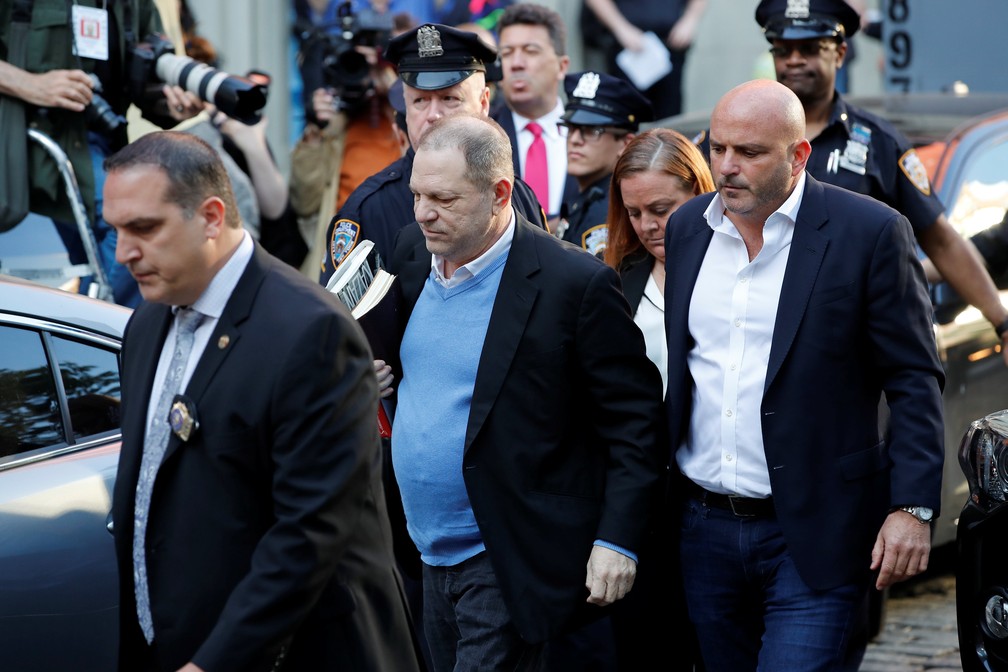Harvey Weinstein se entrega para a polícia em Nova York (Foto: REUTERS/Mike Segar)