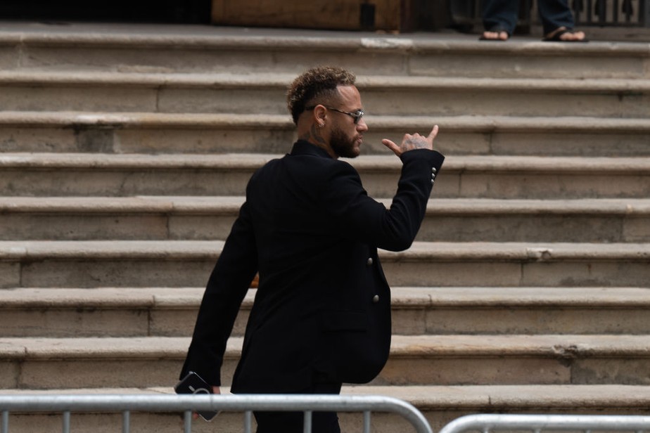 Neymar chega ao tribunal em Barcelona, na Espanha