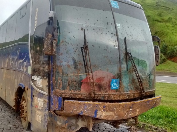 Ônibus chegou a ser arrastado pela lama (Foto: Gerlecir Oliveira/TV Rio Sul)