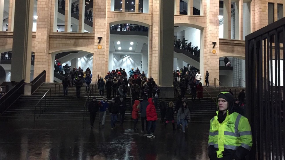 Torcida deixa o estádio Luzhniki após o bloqueio (Foto: Richard Souza / GloboEsporte.com)