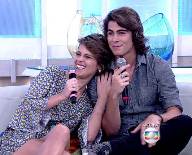 Isabella Santoni e Rafael Vitti demonstraram muita intimidade durante o programa (Foto: TV Globo)