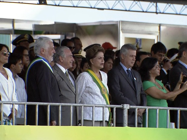 Dilma e Temer assistem desfile de 7 de setembro (Foto: GloboNews)