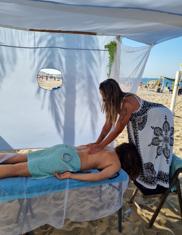 Giovanna Gold recebe massagem em spa instalado em praia carioca (Foto: Daniel Delmiro/AgNews)