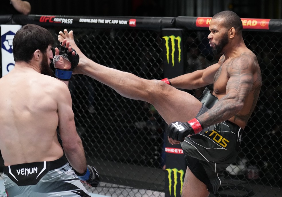 Thiago Marreta (dir.) tenta um chute frontal alto contra Magomed Ankalaev (esq.) — Foto: Chris Unger/Zuffa LLC/Getty Images