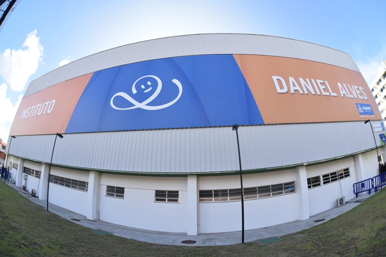 Instituto Daniel Alves firma parceria em Salvador e Lauro de Freitas para gestão de equipamentos esportivos