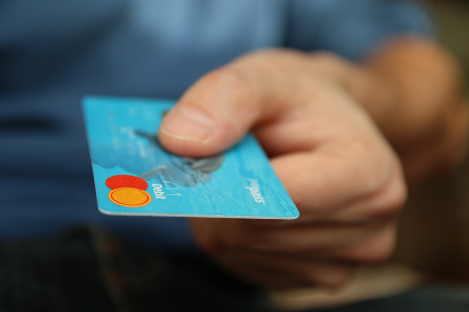 Cartão de crédito é um dos principais vilões do endividamento entre os mais pobres