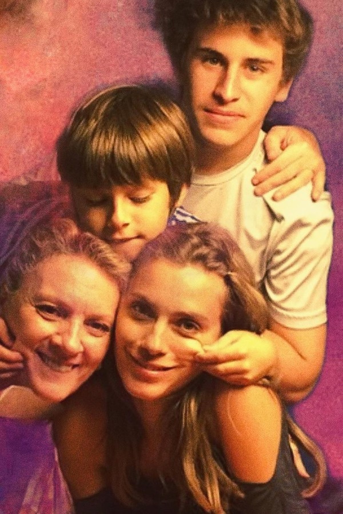 Carolina Dieckmann posa com os filhos