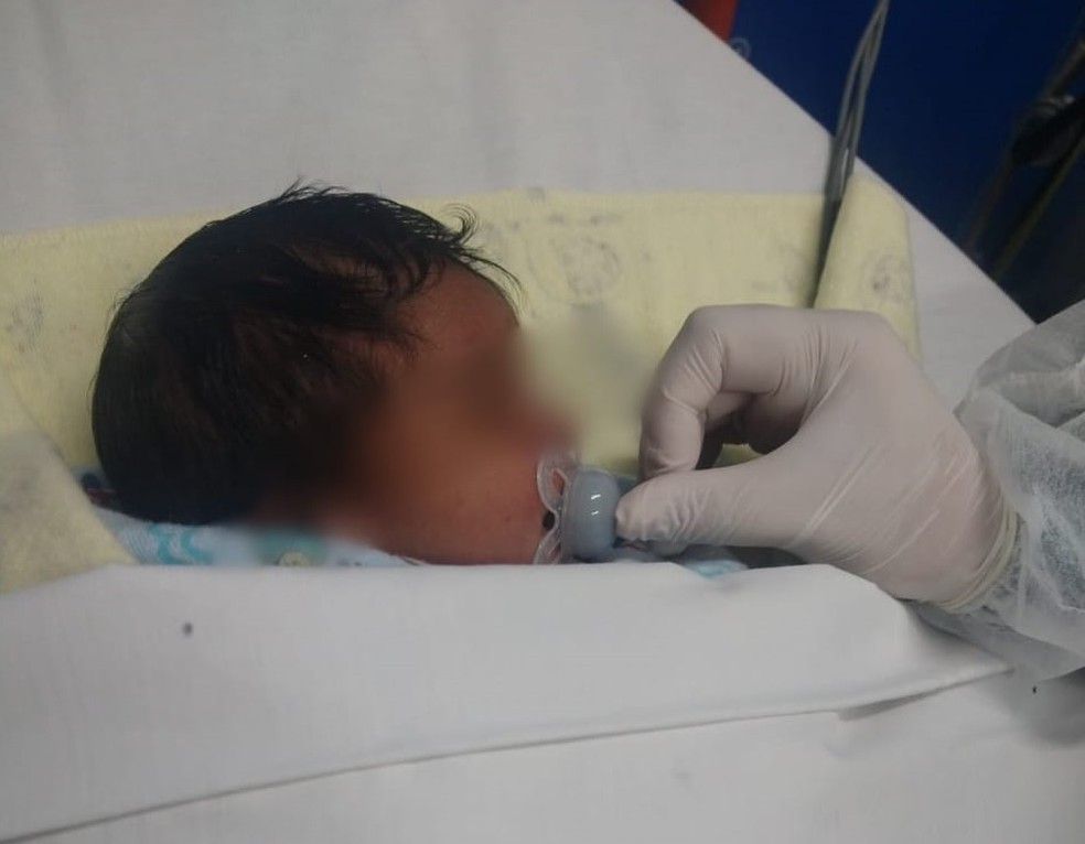 Bebê abandonado com morador de rua de São Paulo é atendido por equipe da Prefeitura de SP e da GCM. — Foto: Acervo pessoal