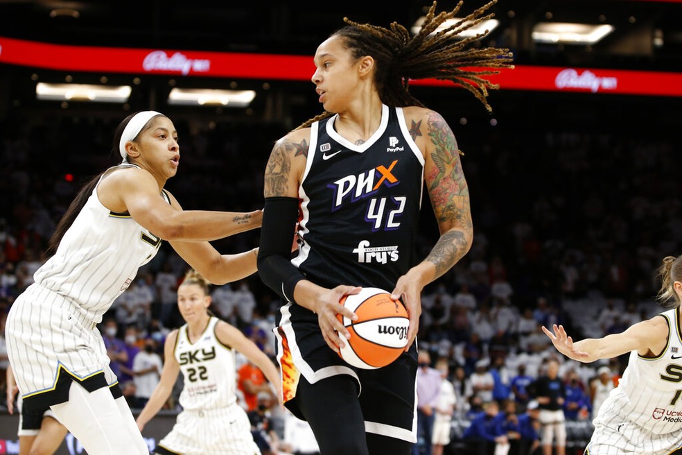 Brittney Griner durante partida pela WNBA em outubro de 2021 — Foto: Ralph Freso/AP