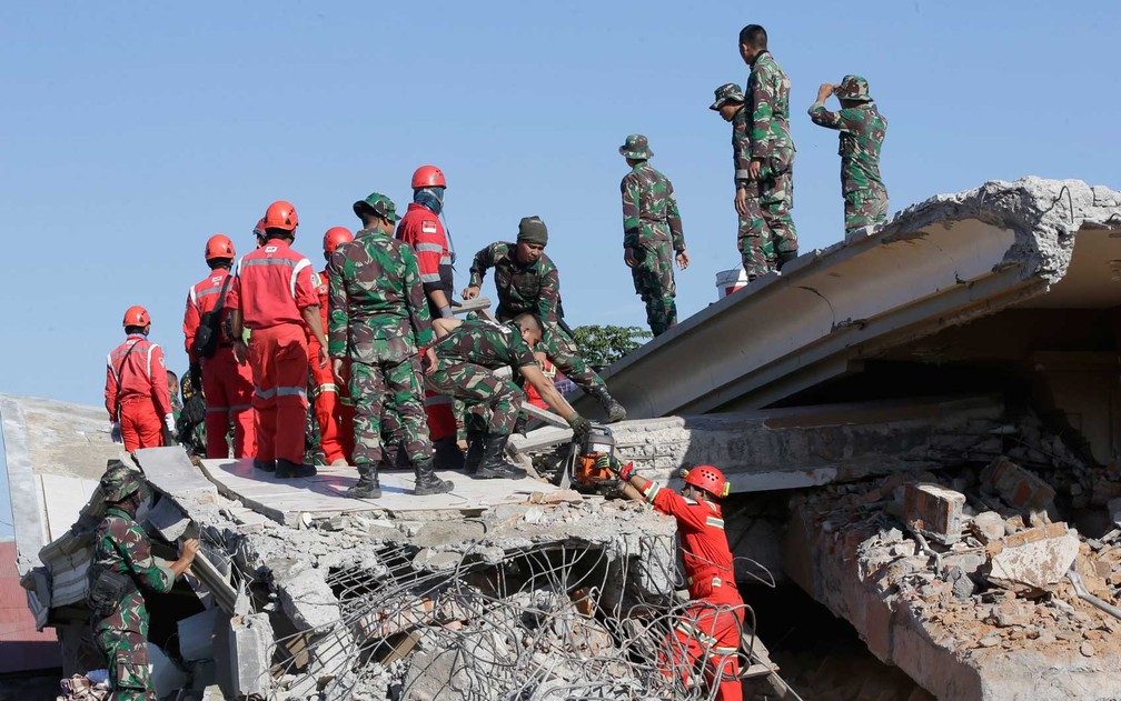 Equipes de resgates buscam vítimas na mesquita Jamiul Jamaah, em Bangsal, norte de Lombok, Indonésia (Foto: Tatan Syuflana / AP)
