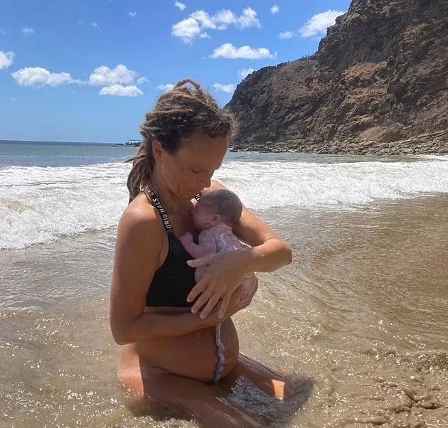 Josy dá à luz em meio ao oceano (Foto: Reprodução Daily Mail )