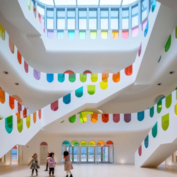 Jardim de infância 'caleidoscópio' na China tem quase 500 peças de vidro colorido (Foto: Divulgação)