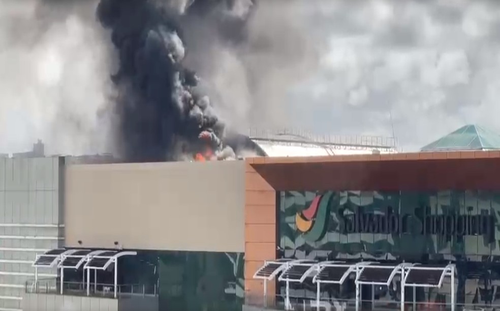Inc&ecirc;ndio atinge shopping de Salvador &mdash; Foto: Reprodu&ccedil;&atilde;o/Redes Sociais