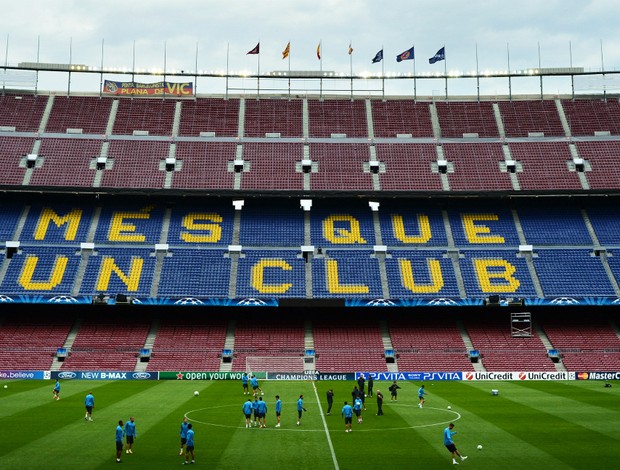 Barcelona treina no Camp Nou (Foto: AFP)