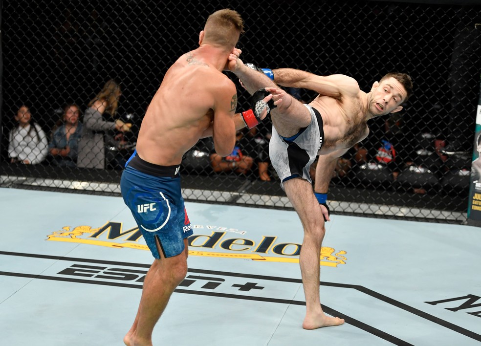 Ryan Hall acerta um chute rodado em Darren Elkins no UFC Sacramento â?? Foto: Getty Images