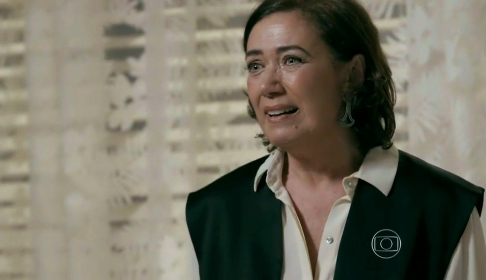 Maria Marta (Lilia Cabral) chora ao ver o quarto onde Isis (Marina Ruy Barbosa) se encontra com Alfredo (Alexandre Nero) - 'Império' — Foto:  Inácio Moraes/TV Globo
