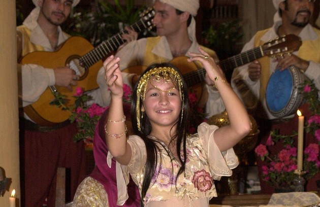 Carla Diaz era Khadija em 'O clone' (2001) e dizia 'Inshalá!'  (Foto: TV Globo)