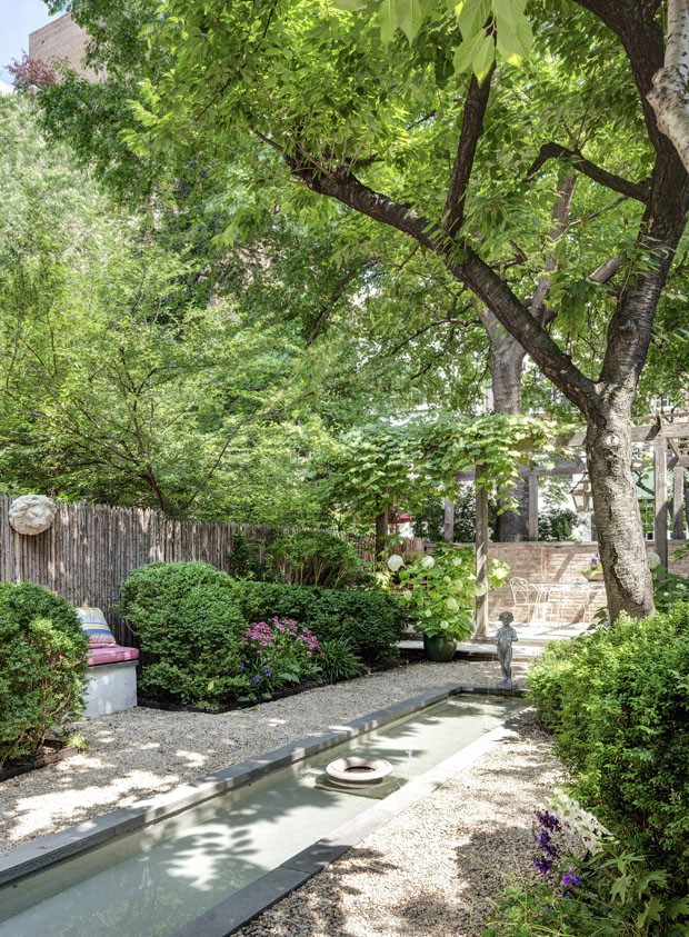 A garden designed by Miranda Brooks using plants beloved by Leslie Mason’s mother; peonies, roses, clematis, lavender, lilac and forget-me-nots, at Mason's home in the Greenwich Village neighborhood of New York, July 7, 2014. After several family moves th (Foto: Bruce Buck / The New York Times)