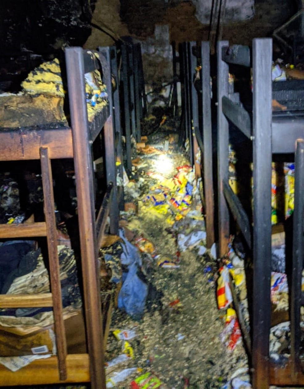 Dormitórios da Casa de Ranquines de Penedo foram destruídos pelo fogo  — Foto: Fraternidade Casa de Ranquines