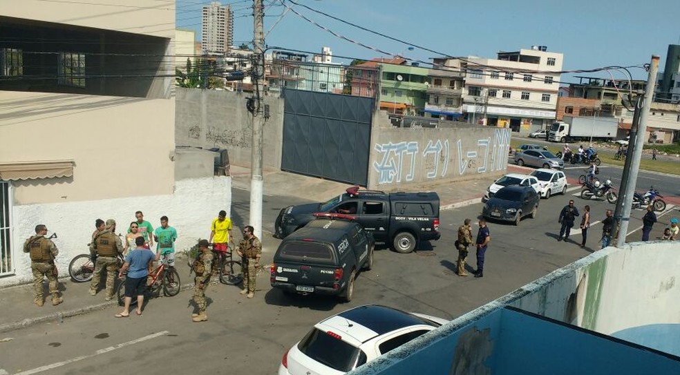Polícia no local após a troca de tiros, na Ilha dos Aires (Foto: VC no ESTV)