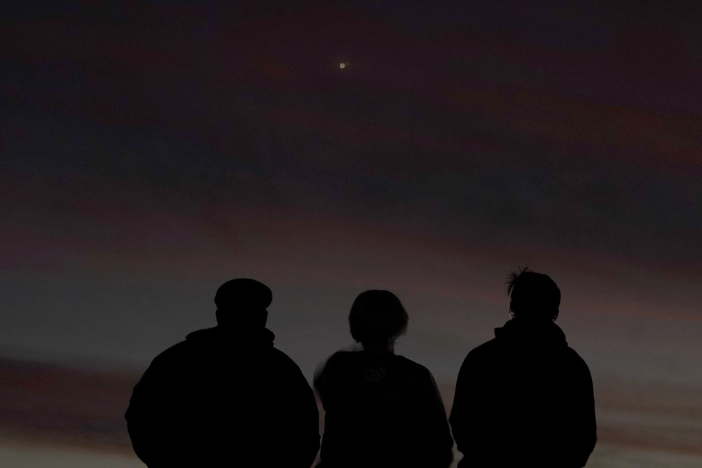 21 de dezembro de 2020 – Pessoas observam o alinhamento de Saturno e Júpiter em Edgerton, Kansas, EUA — Foto: Charlie Riedel/AP