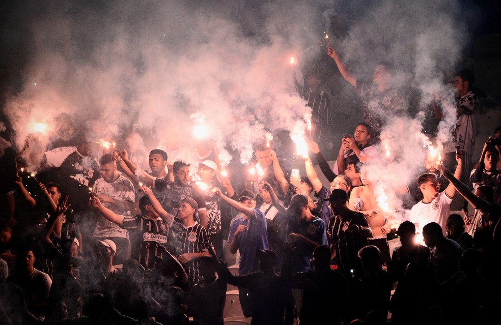 Torcida do Corinthians no treino aberto — Foto: Marcos Ribolli