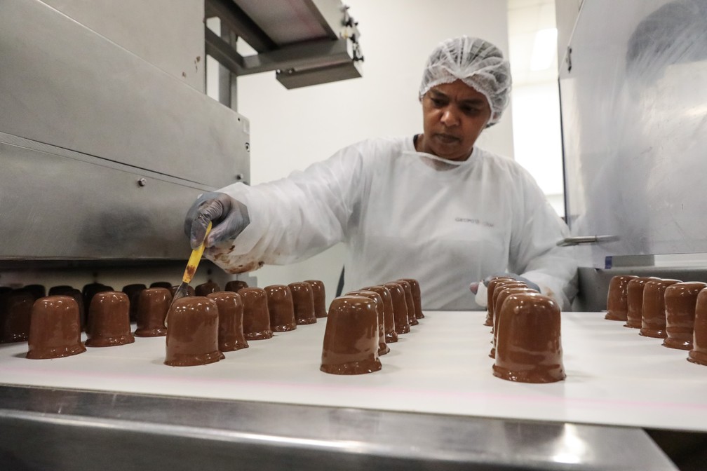 A produção de ovos de Páscoa em fábrica da Kopenhagen; FOTOS Negócios