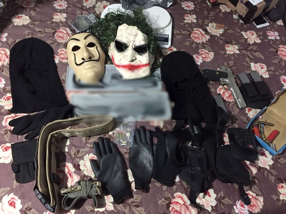 Polícia Civil de Sorocaba (SP) apreendeu máscaras usadas no crime, luvas e outros acessórios de disfarce — Foto: Polícia Civil/Divulgação