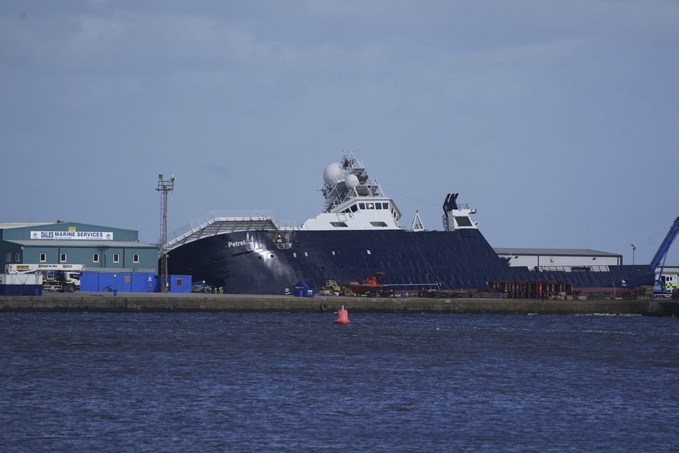 Imagem mostra navio parcialmente tombado no porto de Leith, na Escócia, em 22 de março de 2023.  — Foto: Andrew Milligan/PA via AP