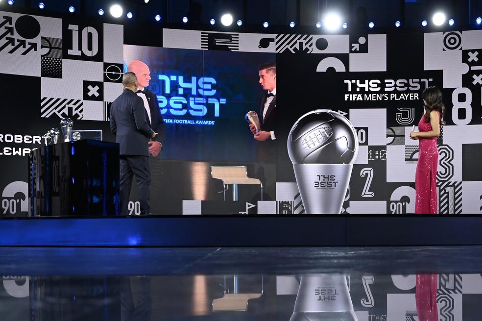 Lewandowski recebe o prêmio das mãos do presidente da Fifa, Gianni Infantino — Foto: AFP