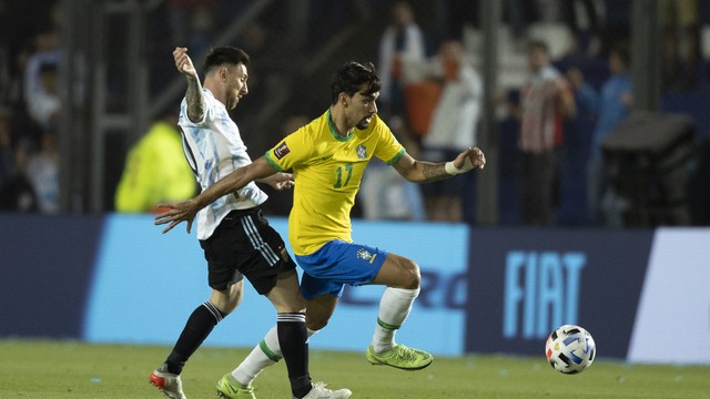 Lucas Paquetá passa por Messi durante Argentina x Brasil