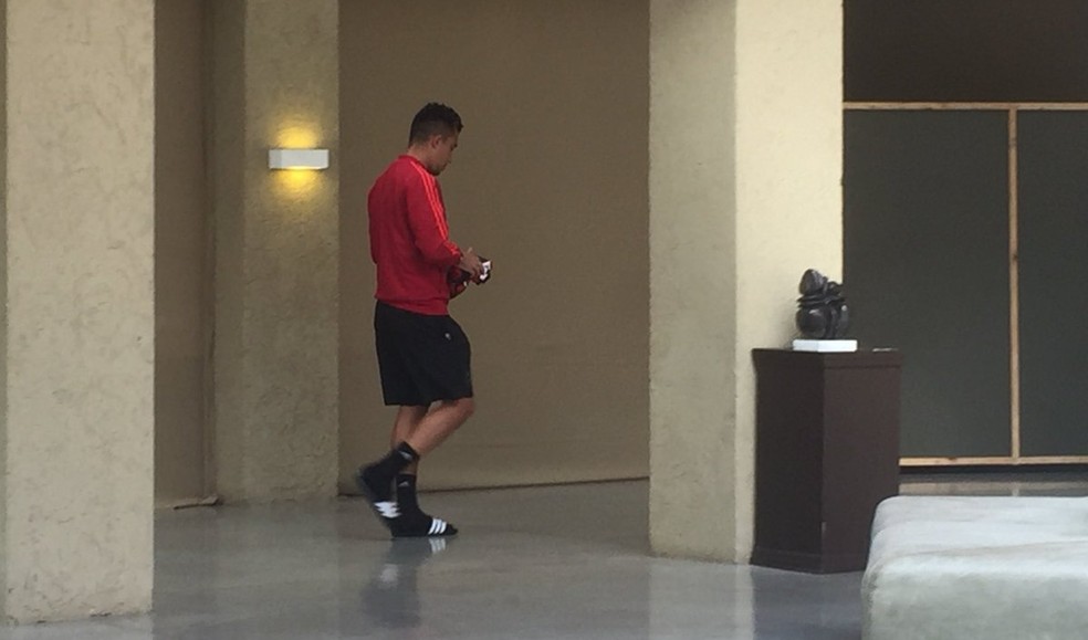Uribe retorna para o quarto ap&oacute;s fazer trabalho regenerativo no hotel com o Flamengo  (Foto: Raphael Zarko)
