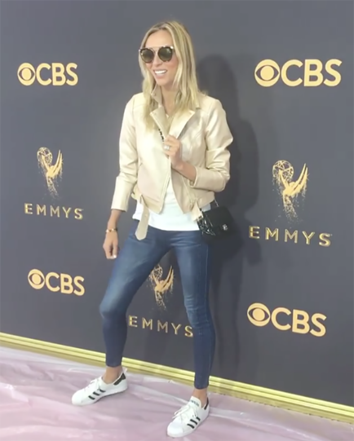 Giuliana Rancic surge de tênis e jeans no red carpet dos Emmys ...