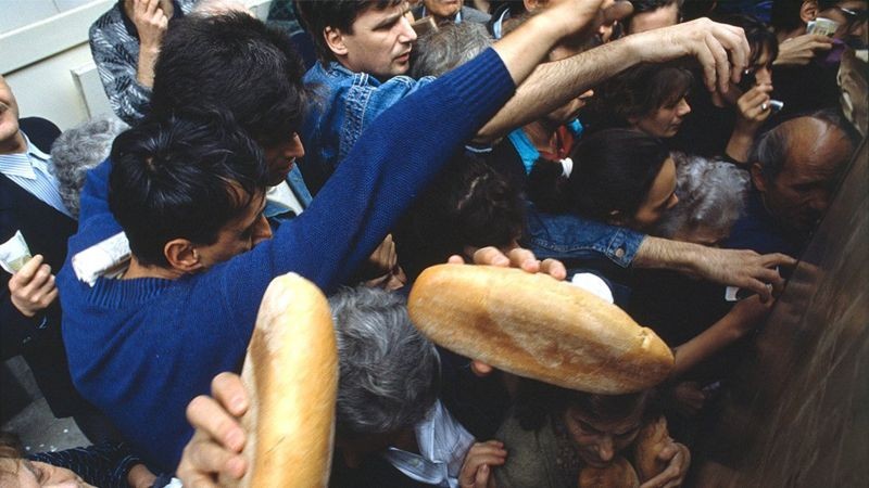 A luta por comida racionada durante o cerco de Sarajevo em 1992 (Foto: Getty Images via BBC News)