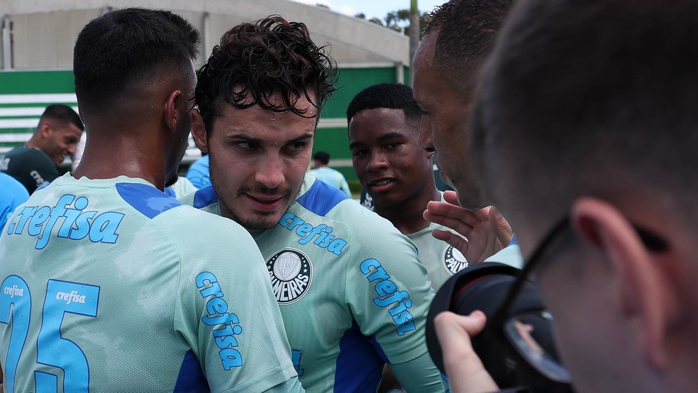 Raphael Veiga recebe abraços de companheiros do Palmeiras após convocação — Foto: Cesar Greco