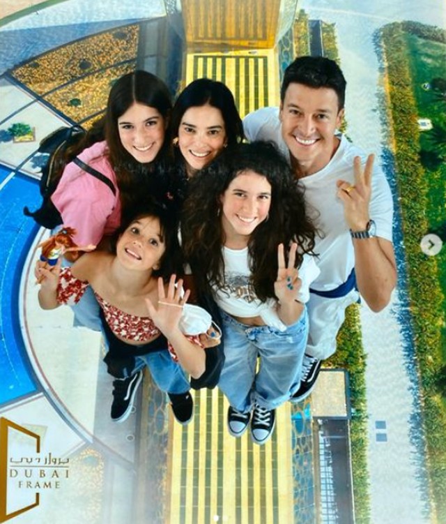 Rodrigo Faro posa com a família em ponto turístico famosos de Dubai (Foto: Reprodução)