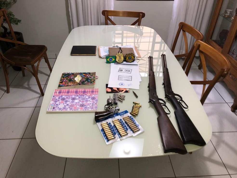 Armas e munições apreendidas durante cumprimento de mandados em Mato Grosso dentro da Operação Smurfing — Foto: PCPE/Divulgação