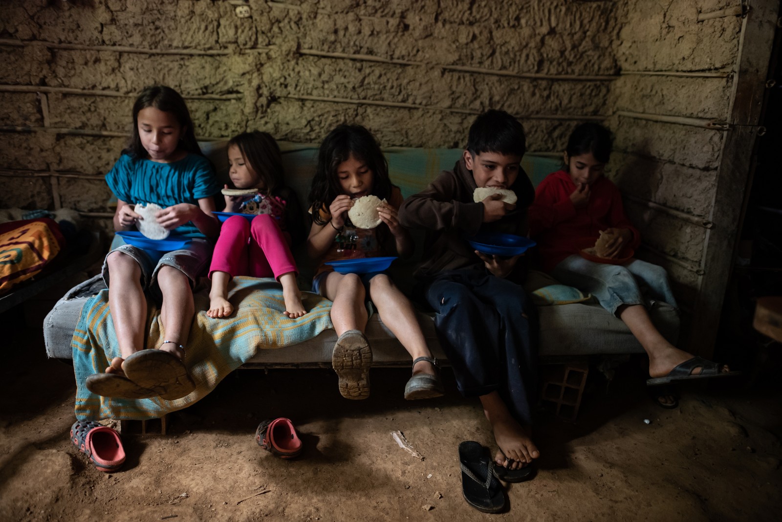 Os quatro filhos de Johanna Guzman, 25 anos, comem com o irmão mais moço da mãe (07.12.2020). Contraceptivos não são acessíveis para a maioria das venezuelanas, o que as leva a gravidezes indesejadas em um momento em que mal conseguem alimentar os filhos que já têmNYT