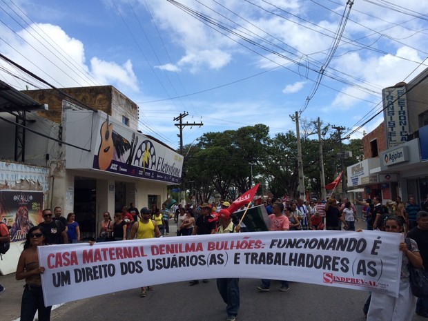 Manifestantes levaram cartazes para a caminhada no Centro (Foto: Carolina Sanches/G1)