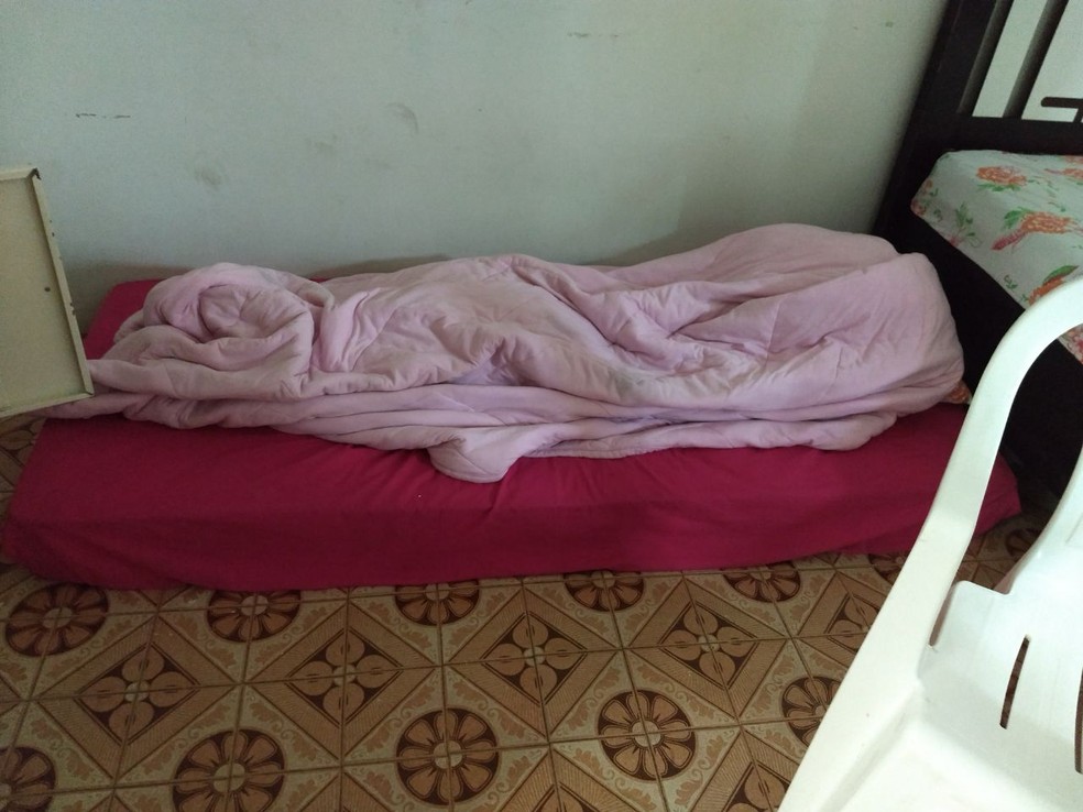 Detento deixou colcha em colchão para fingir que estava dormindo (Foto: Aline Nascimento/G1)