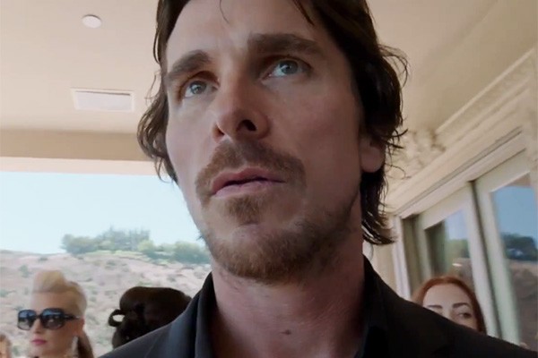 Christian Bale vive Rick em 'Knight of Cups' (Foto: Reprodução/Youtube)