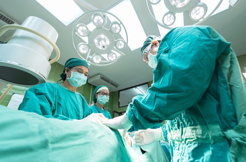 Fogo começou após os médicos criarem uma combinação inflamável durante o procedimento cirúrgico  (Foto: Pixabay)