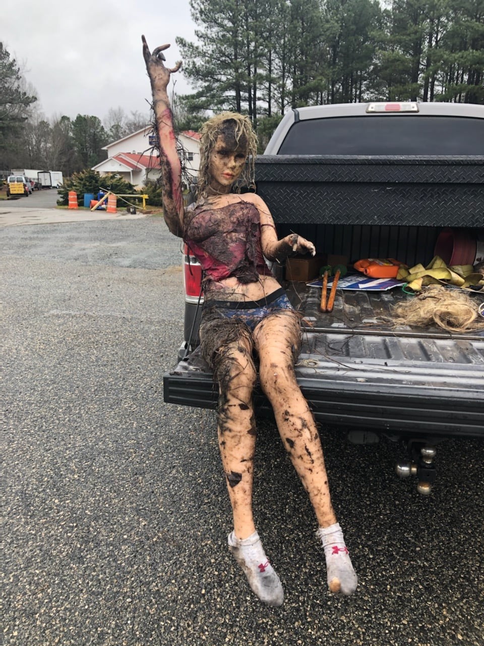 Polícia recebe denúncia sobre corpo em trilha, mas era boneca em tamanho real (Foto: reprodução/Facebook Jones County Sheriff's Office)